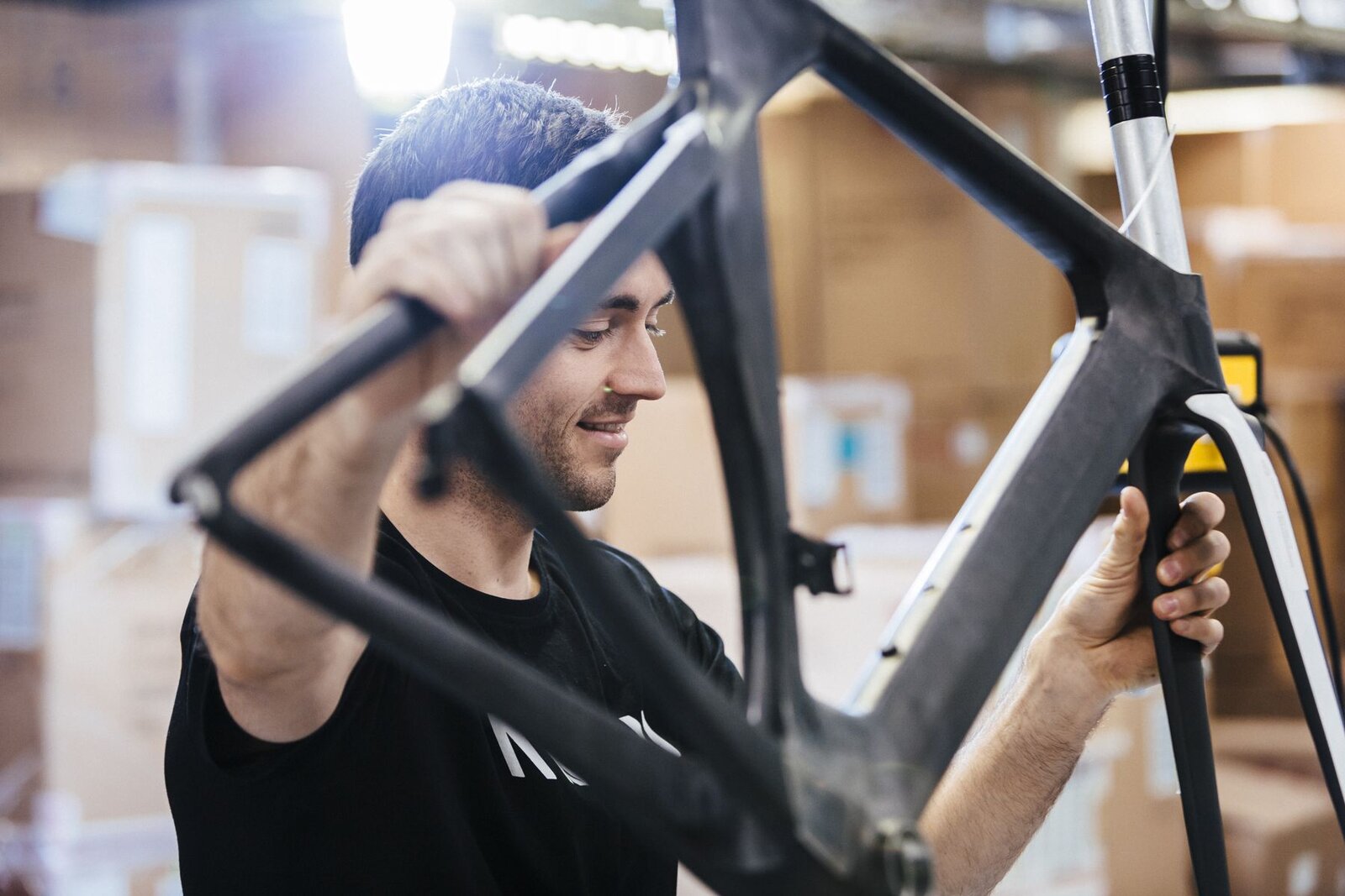 Mechanieker houdt een Canyon-frame vast